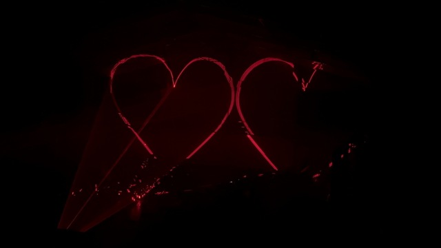 レーザー演出で彩られた会場内の雰囲気